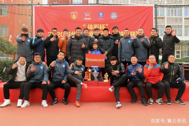 韩磊与妻子其其格出席婚宴，醉酒红脸显甜蜜情